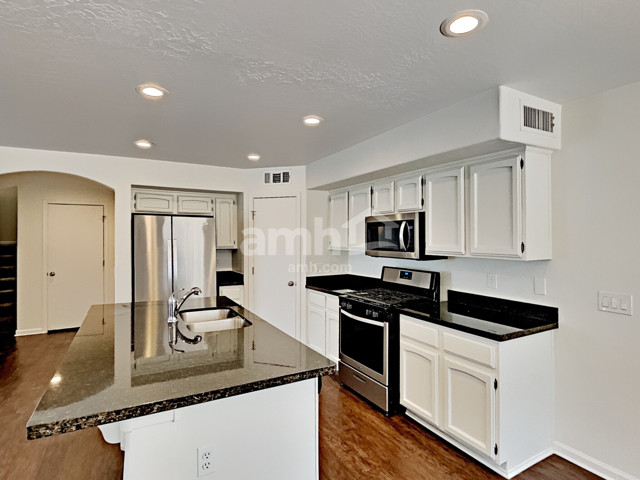 Building Photo - 518 W San Remo St