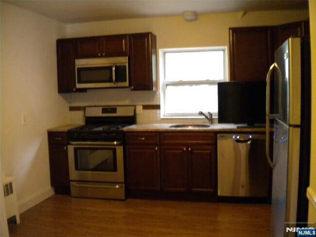 Building Photo - 79 Huguenot Ave
