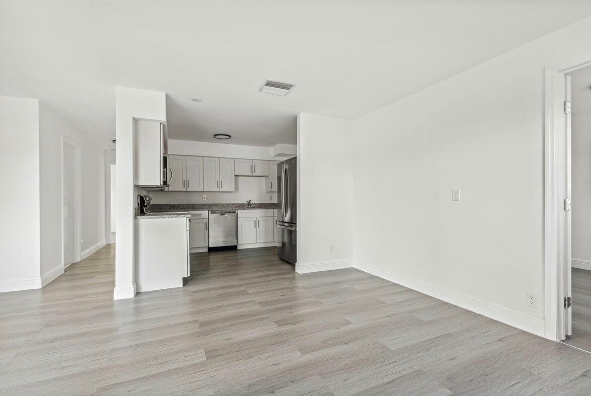 Building Photo - 230 SW 13th Ave