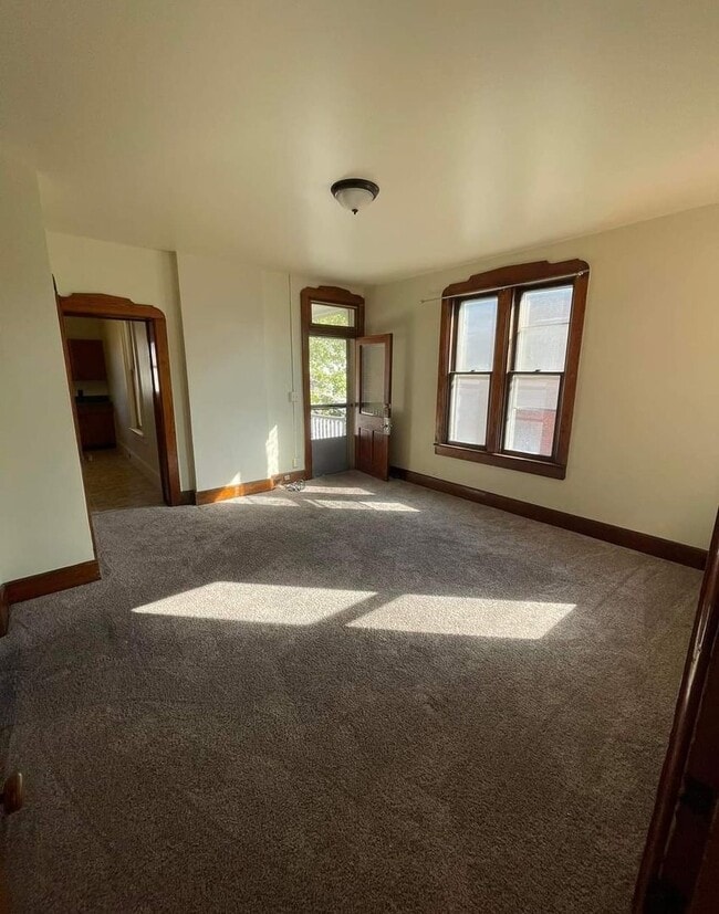 Building Photo - 319 S 8th St