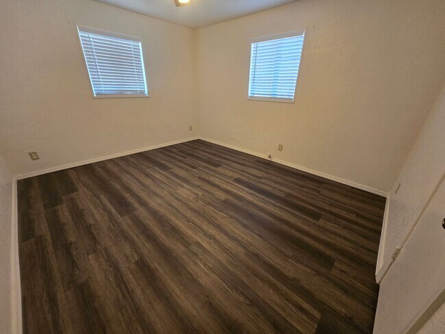 Building Photo - Spacious Home, Pets welcome