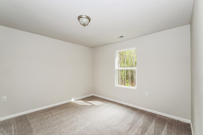 Building Photo - 29 Lake Pamona Rd