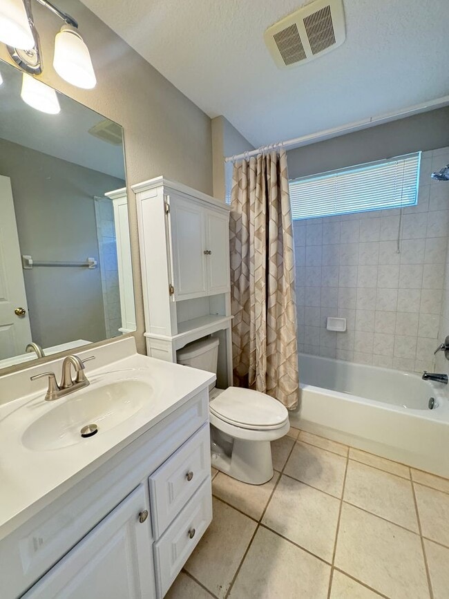 Building Photo - 4 Bedroom 2 Bathroom with Garage and Pool! Annual Rental