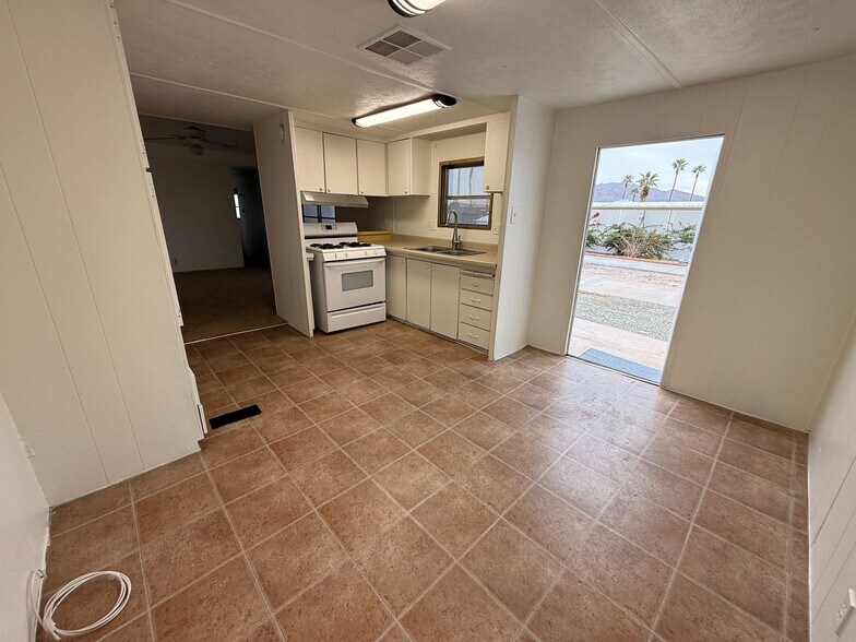 Building Photo - 3601 E Wyoming Ave