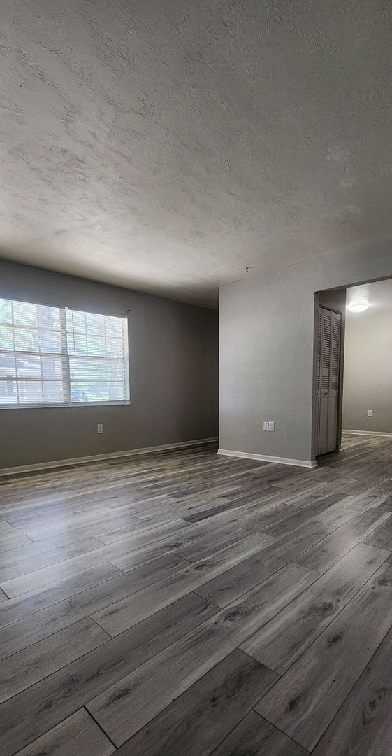 Building Photo - This beautifully updated 2-bedroom, 1 bath...