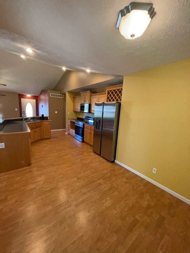 Building Photo - Beautiful spacious home in Waynesville