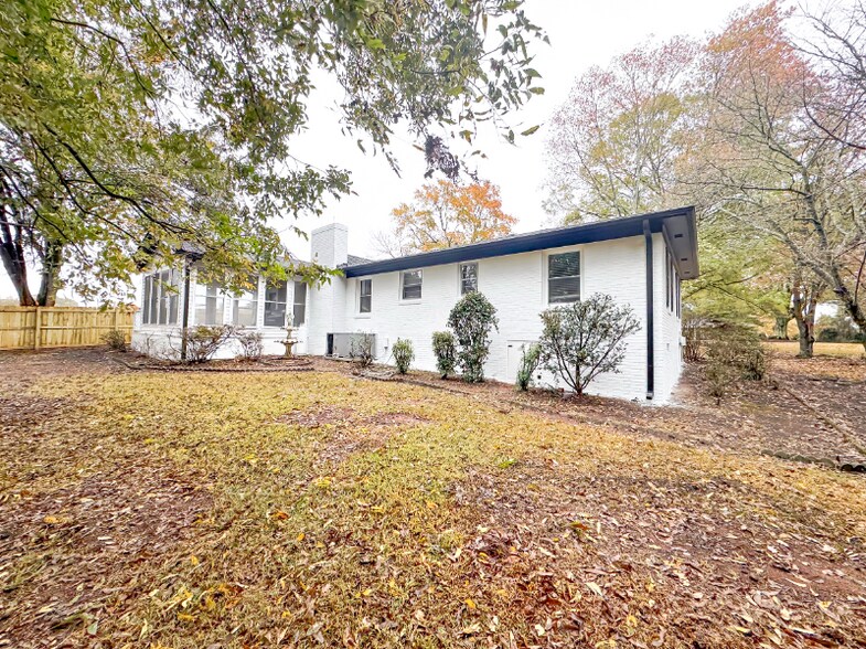 Building Photo - 9454 Flowes Store Rd