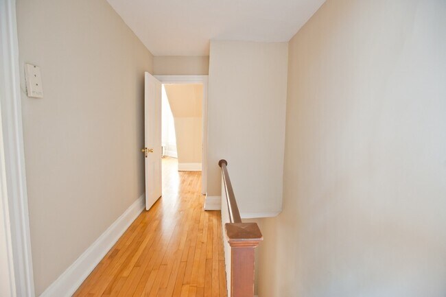 Building Photo - 2216 E Ivanhoe Pl
