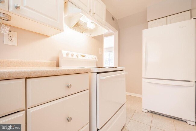 Building Photo - 3043 Patrick Henry Dr