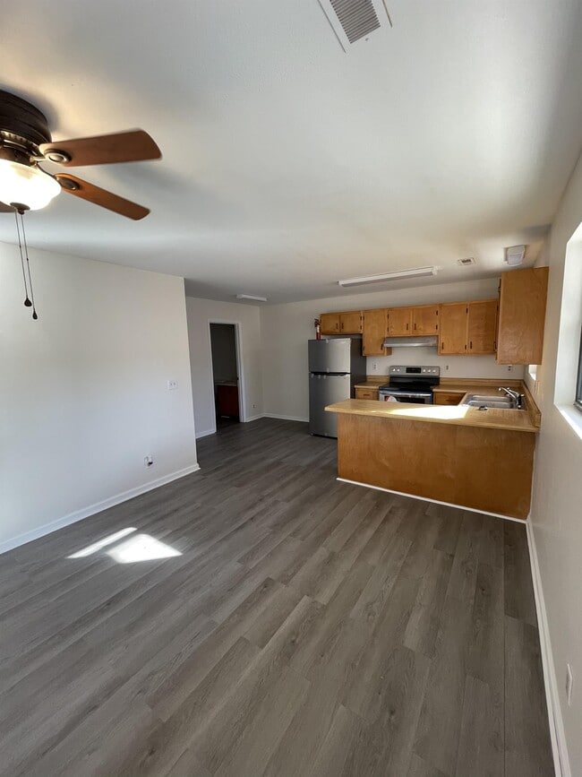 Building Photo - 914 Sparta Dr