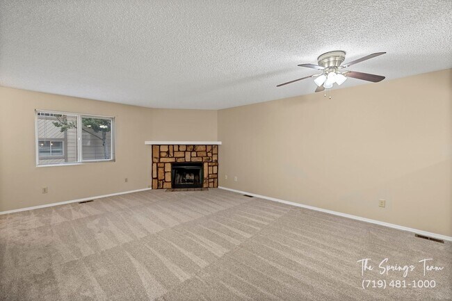 Building Photo - CHARMING 3BD/1.5BA TOWNHOME - NEW CARPET!