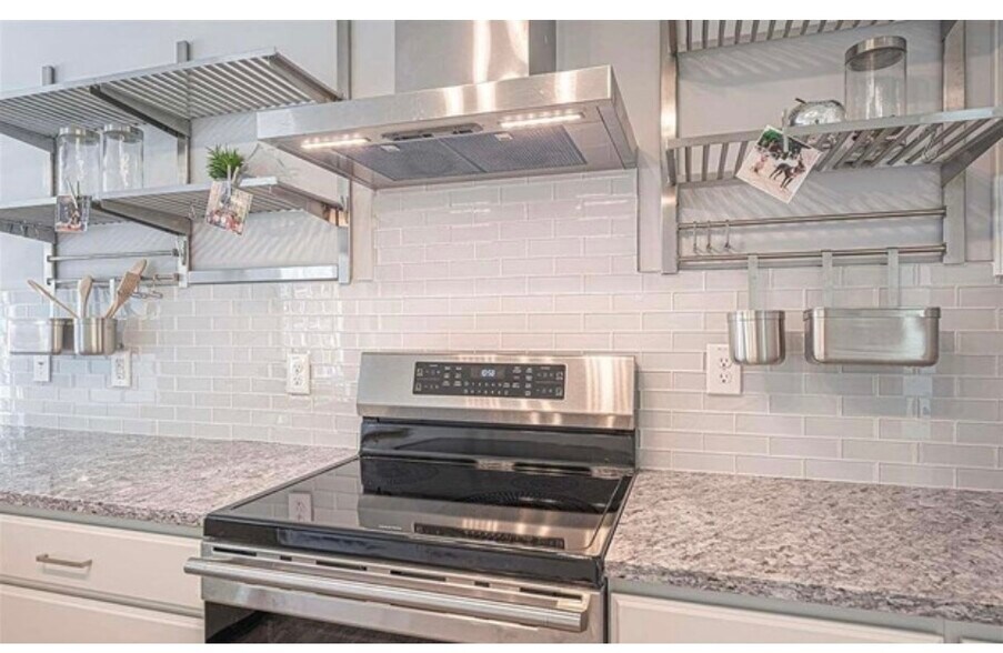 Gourmet stainless steel kitchen - 1017 Hightower St