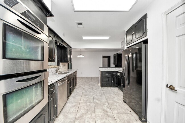 Building Photo - 5001 Glenhaven Dr