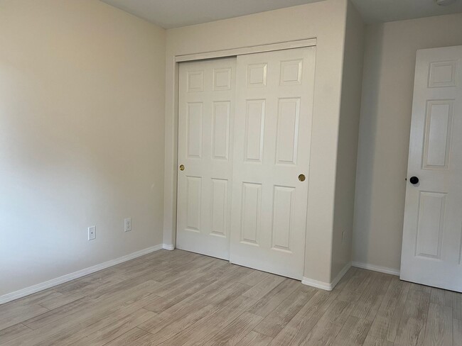 Building Photo - Spacious 5 Bedroom Home! Granite Counters! Pet friendly! Tons of Room for Entertaining!