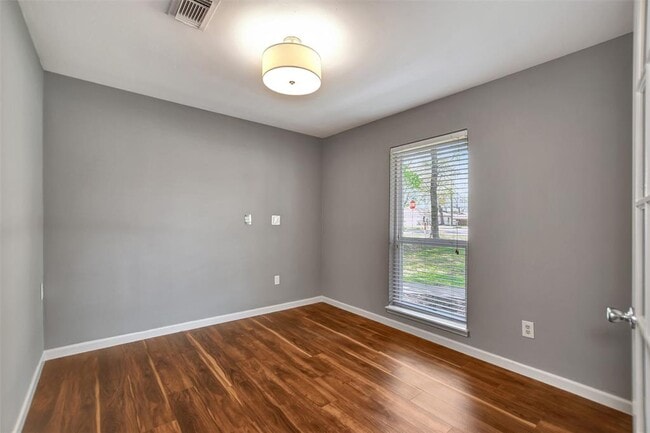 Building Photo - 25802 Maplewood Dr