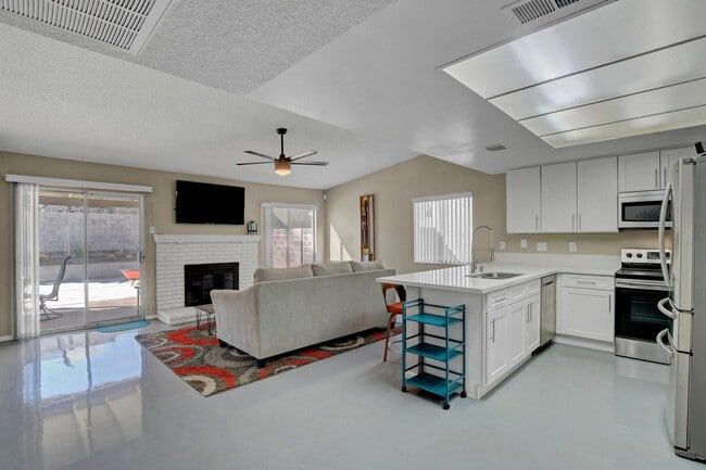 Building Photo - Fully Furnished, One Story, Near Strip, All Utilities Included with Flexible Lease Terms