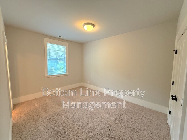 Building Photo - 5218 Kelly St