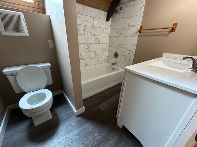 Building Photo - BAT-649