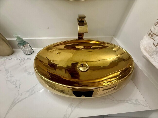 Building Photo - 1000 W Island Blvd