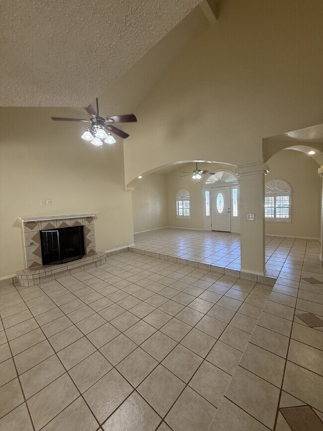 Building Photo - 12000 Ivory Gate Way