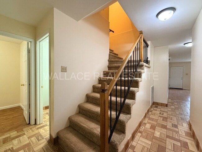 Building Photo - 4 BEDROOM, 3.5 BATHROOM HOME IN BEXHILL!