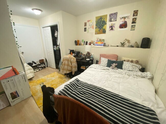Building Photo - HOT MISSION HILL 4 BED!!
