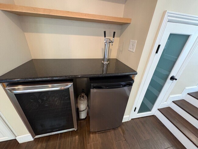 Building Photo - Upgraded 3 bedroom, 2 1/2 bath home with HUGE private yard.  This is a true hidden gem.