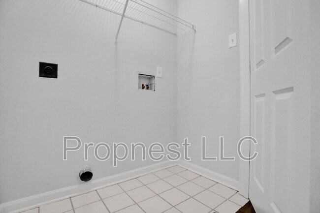 Building Photo - 866 Barrington Woods Cove