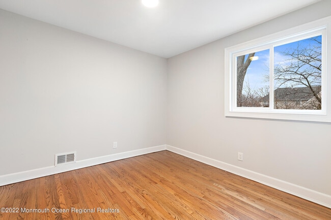 Building Photo - 2 Middlesex Rd