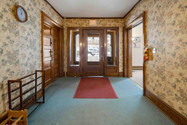 Building Photo - 526 Stewart Ave