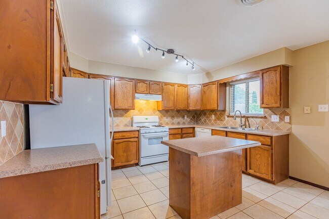 Building Photo - Beautiful Home Near Foothills Park With Gr...