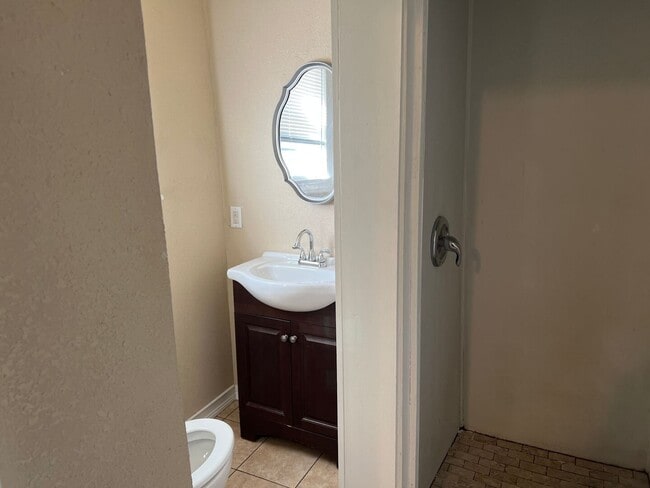 Building Photo - 2 Bedroom 1 Bath Duplex