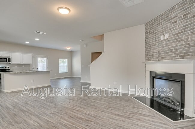 Building Photo - 301 Claudia Dr