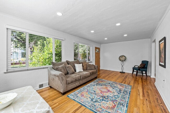 Building Photo - 44 Monroe St