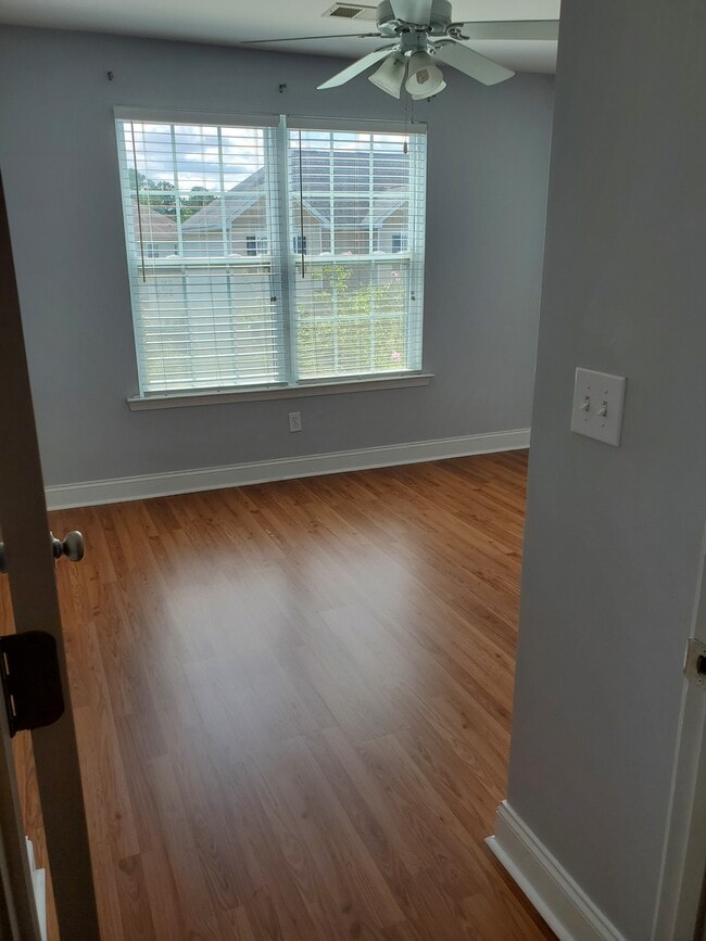 Building Photo - Beautiful Townhouse in West Ashley with Screened in Porch