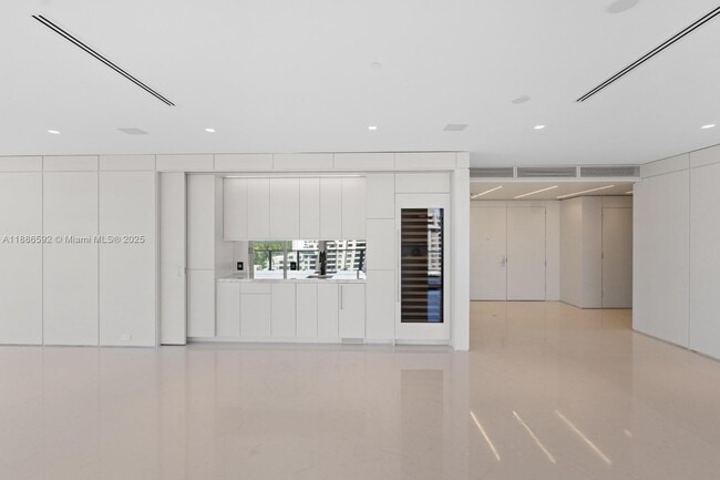 Building Photo - 350 Ocean Dr