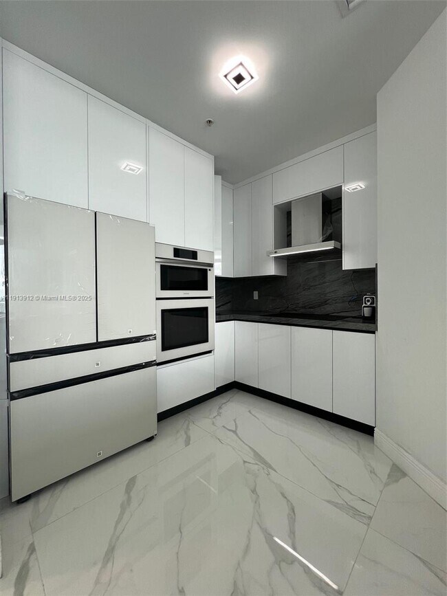 Building Photo - 7910 Harbor Island Dr