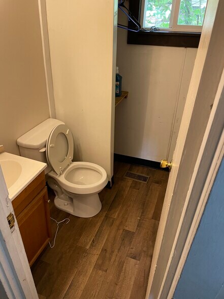 Bathroom 1 - 8 Mound St