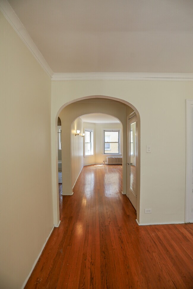 Building Photo - 1624 W Lunt Ave