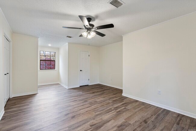 Building Photo - 10 Woodbridge Dr