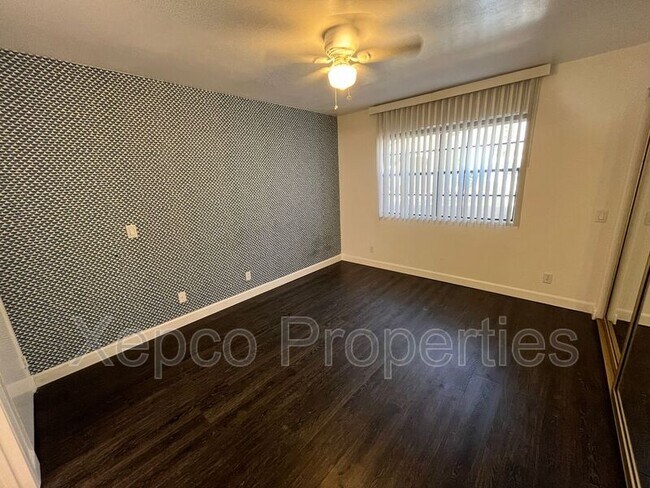 Building Photo - 5300 E Waverly Dr