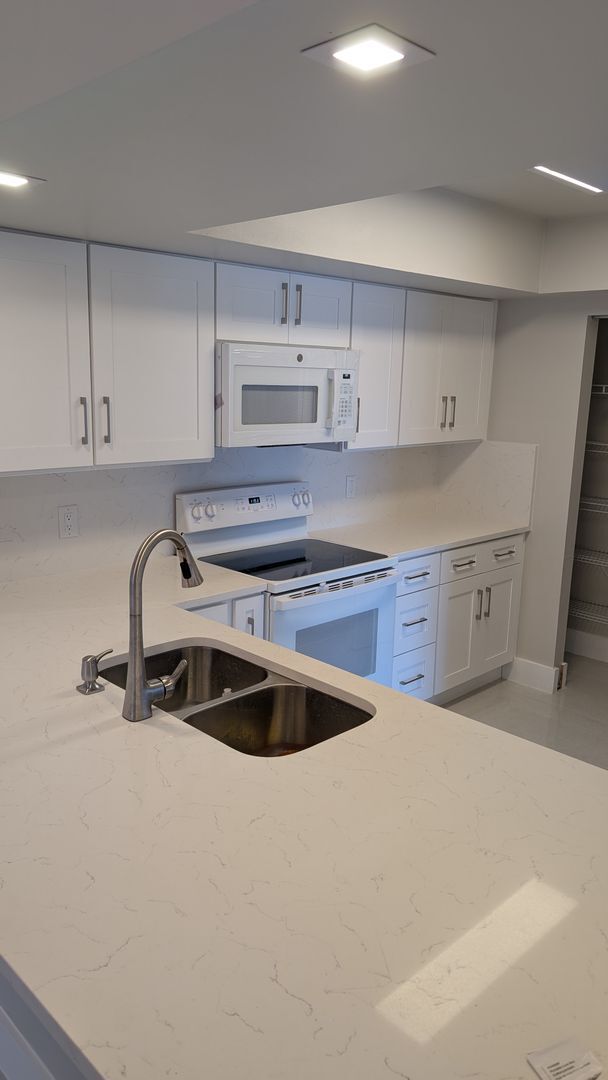 Building Photo - Complete remodeled 2 bedrooms 2 baths with balcony