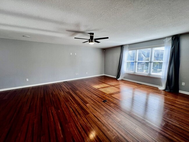 Building Photo - Tri-Level Condo – Pets Welcome, Washer & D...