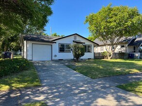 Building Photo - Charming Immaculate Three Bedroom Rambler in Tacoma