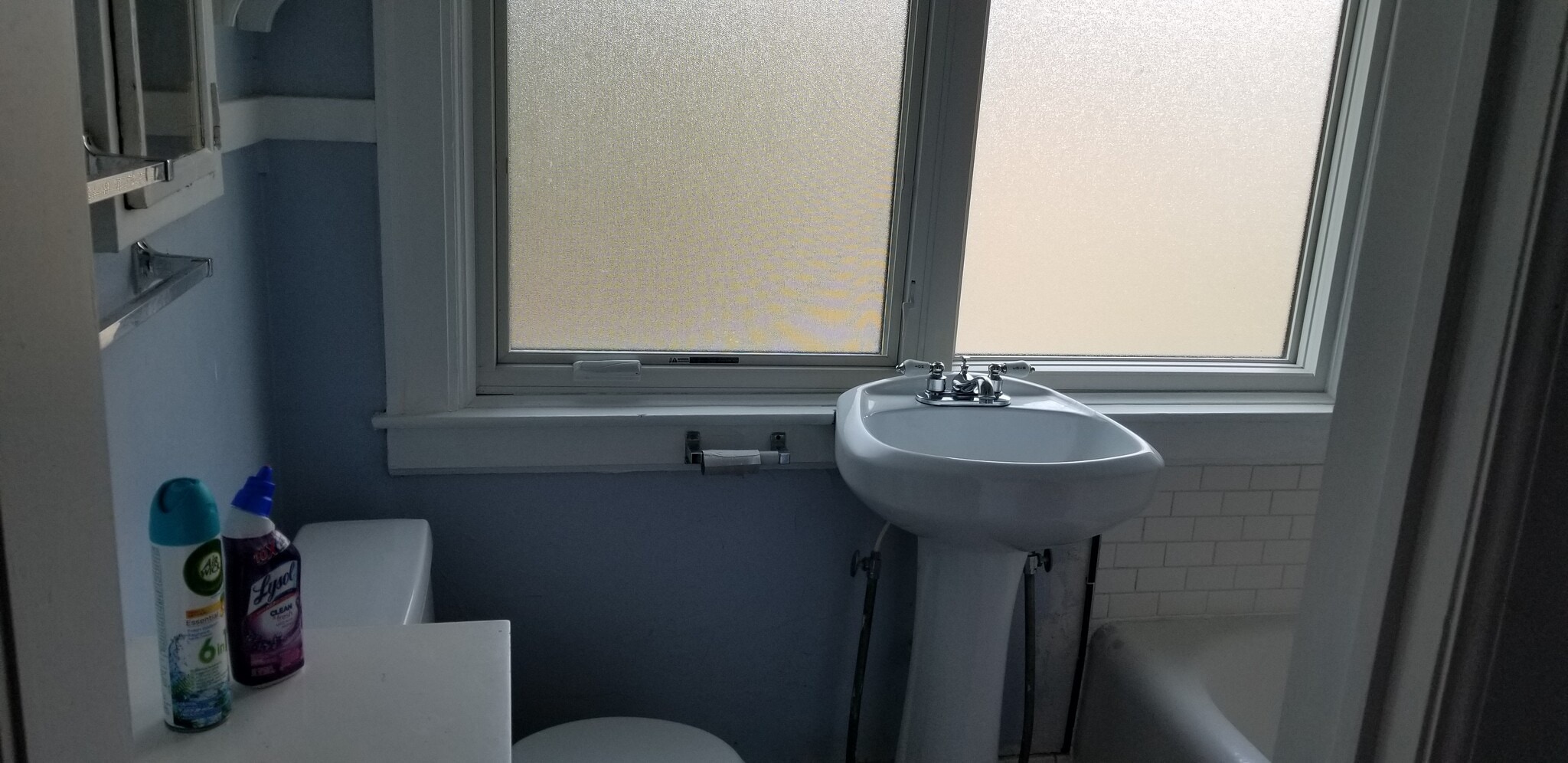 North full bath - 425 Park Ave