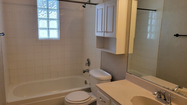 Building Photo - Leasing now! Cozy and comfortable 3/2/2 Brick Home Available for August