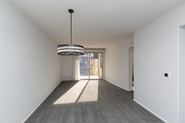 Building Photo - AMAZING 2/2 MARINA DISTRICT CONDO WITH 2 A...
