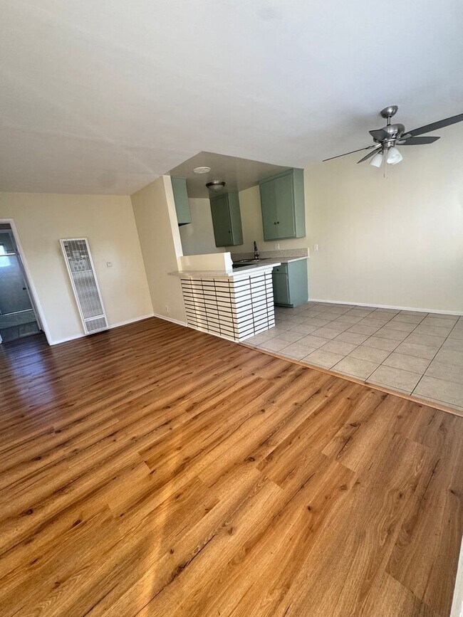 Building Photo - 1 BDRM, 1 BA WITH PARKING SPACE!