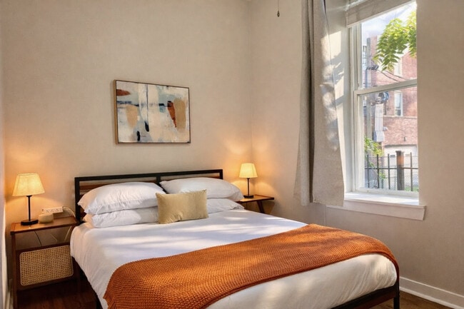 Building Photo - 736 N Throop St