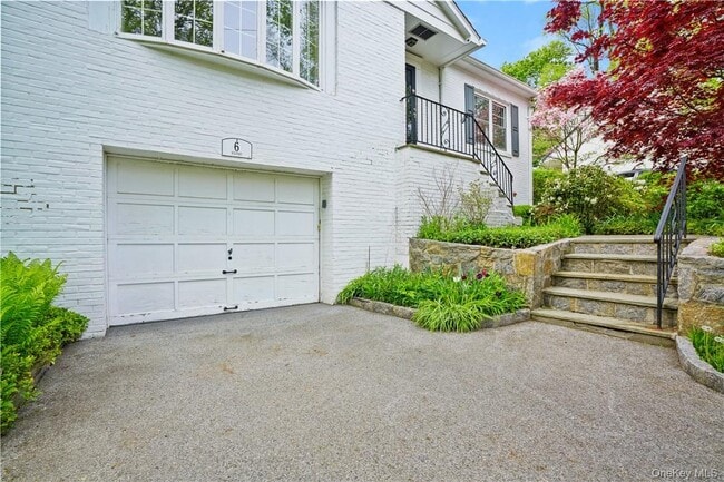 Building Photo - 6 Wildway